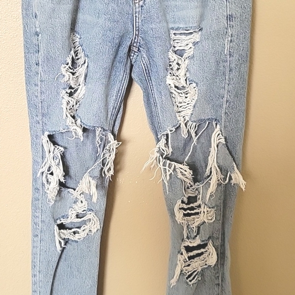 American Eagle Light Wash High Rise Ripped Mom Jeans - Size 4 - Picture 3 of 9